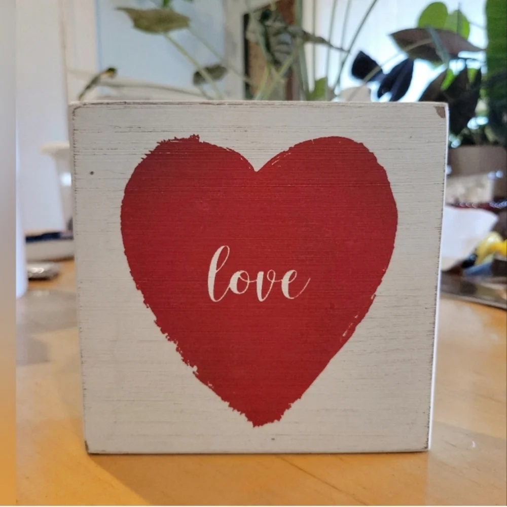 *FREE Decorative wooden box sign with a red heart and 'love' text